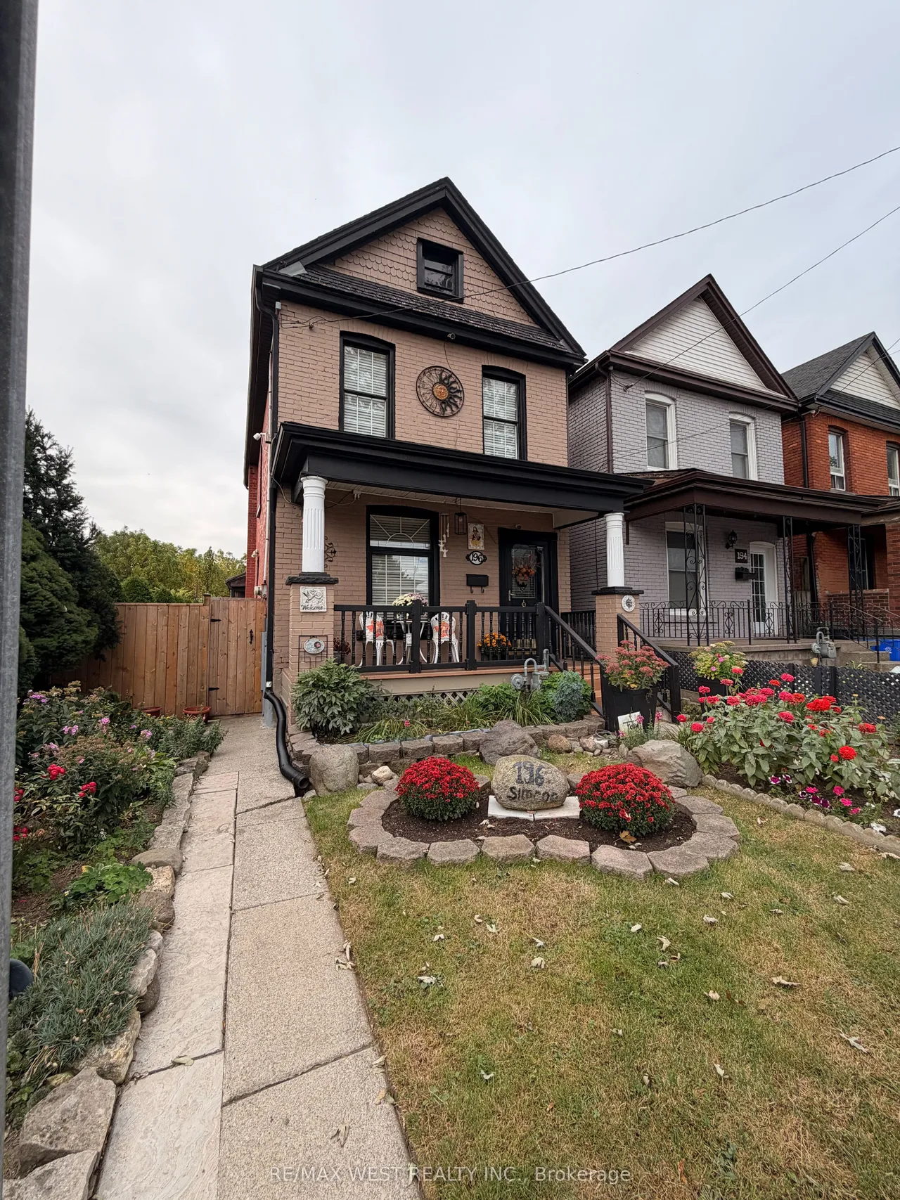 196 Simcoe Street E