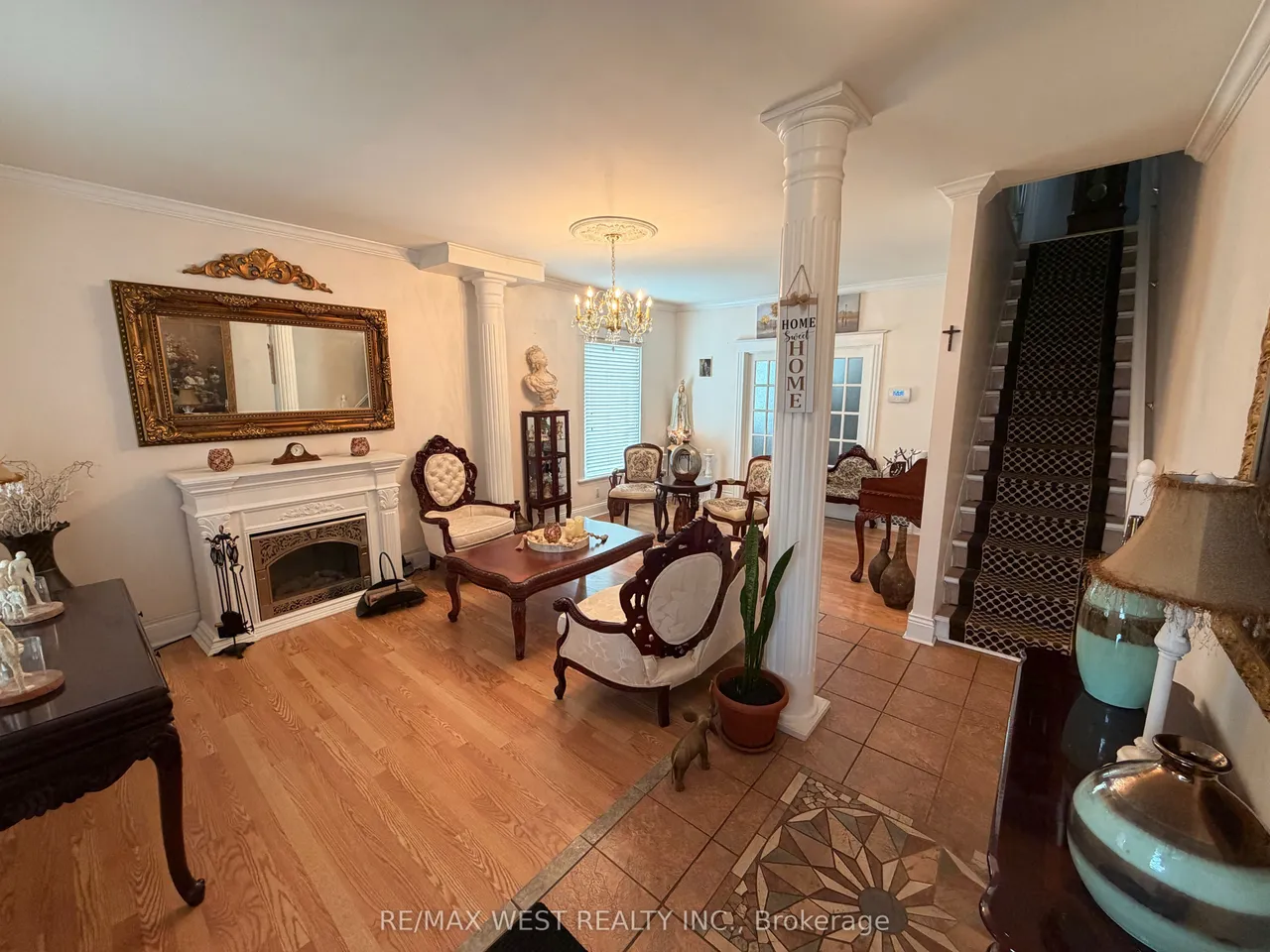 196 Simcoe Street E — photo 2