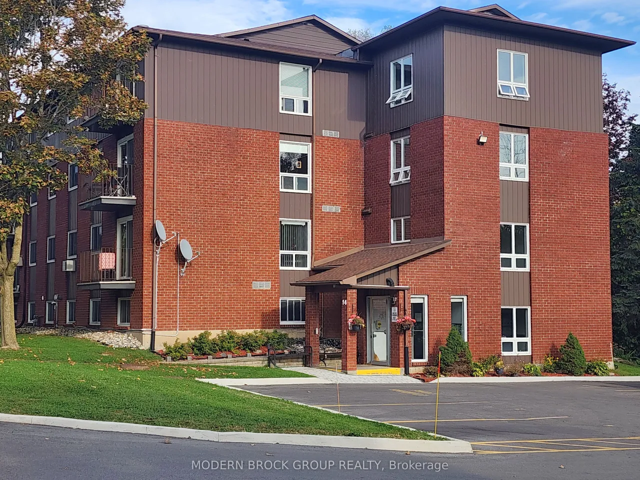 14 Charlotte Place, Unit 14 — photo 2