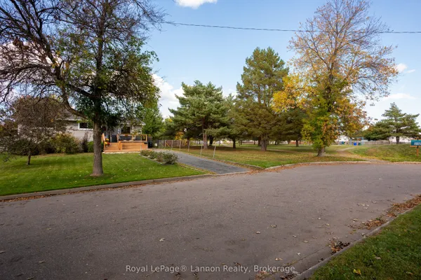 115 Newberry Crescent — photo 2