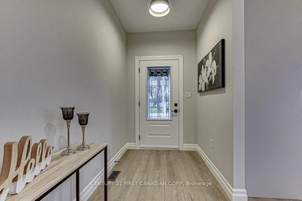 163 Elgin Avenue E — photo 3