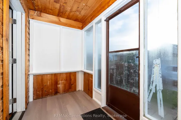 1021 Alexandra Street — photo 2