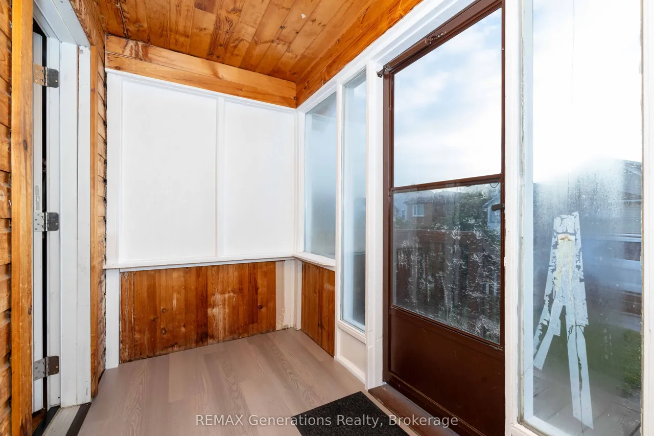 1021 Alexandra Street — photo 2