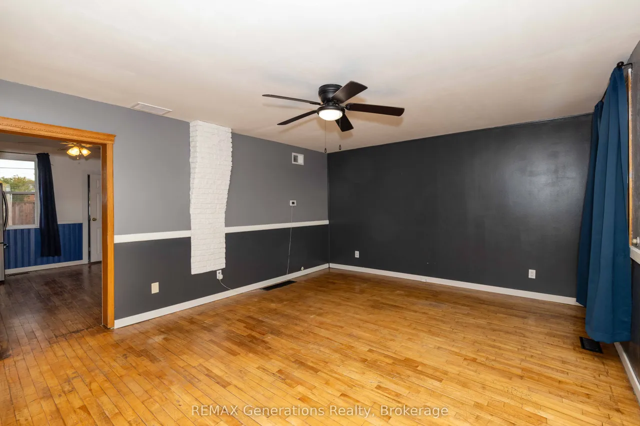 1021 Alexandra Street — photo 3