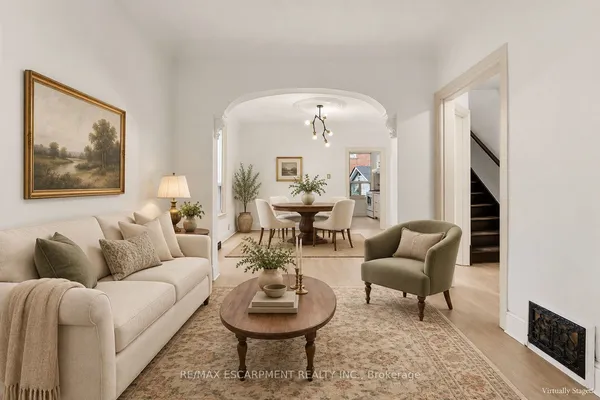 109 Macaulay Street E — photo 2