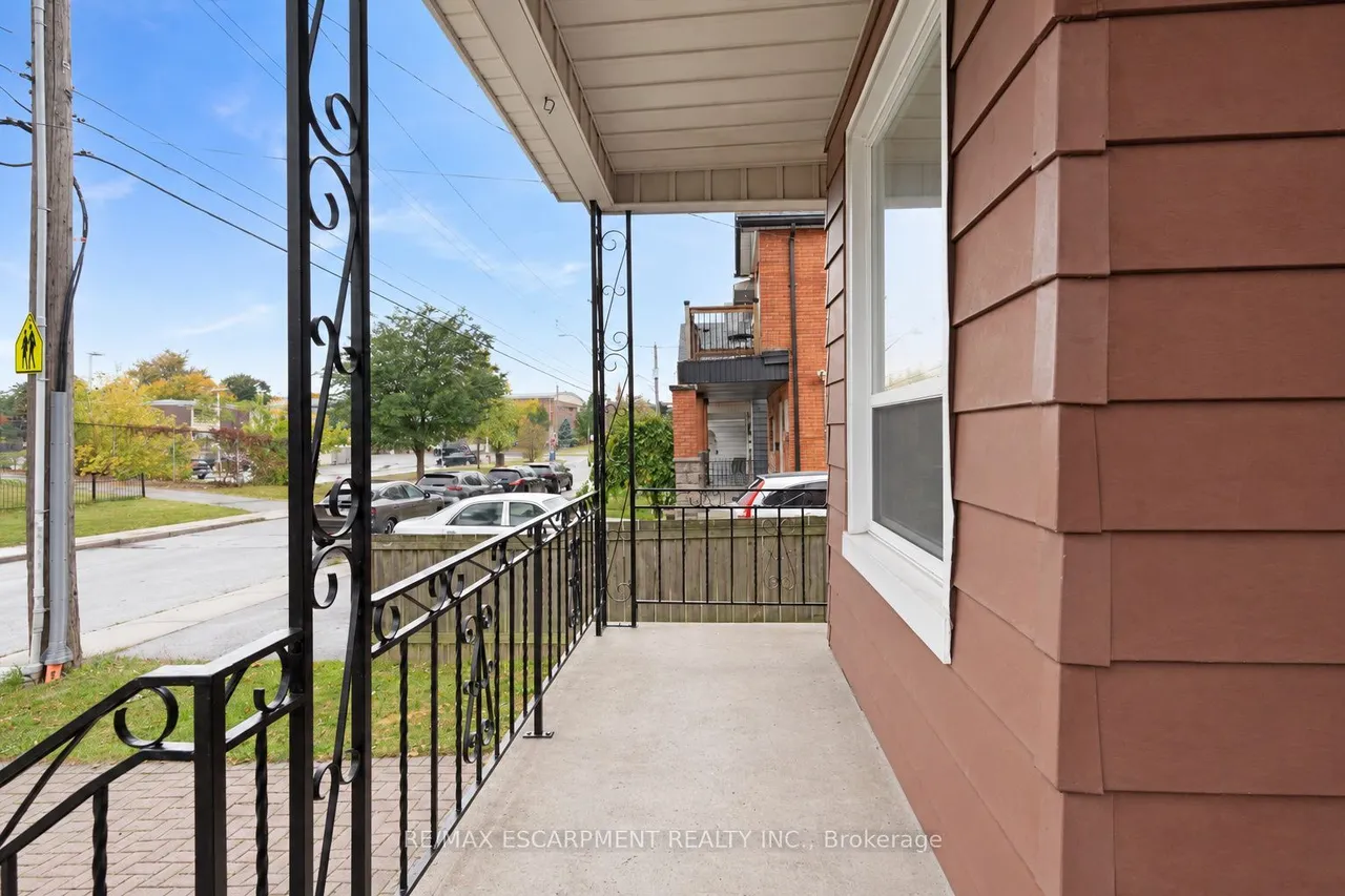 109 Macaulay Street E — photo 25