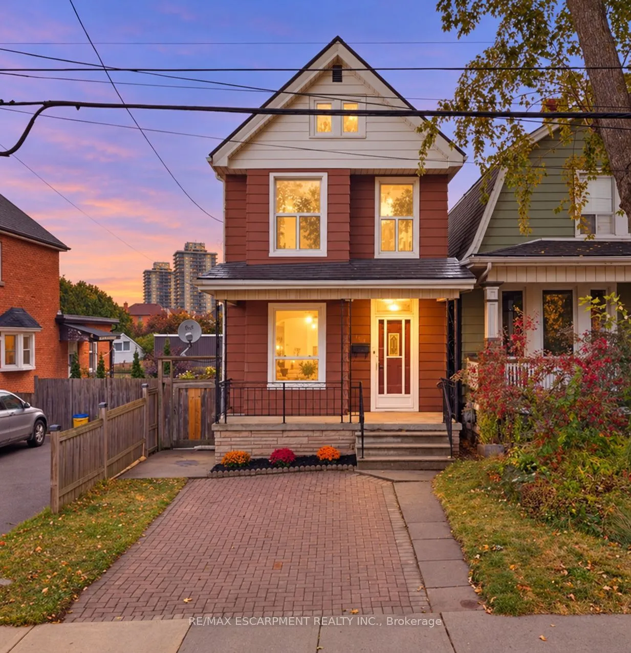 109 Macaulay Street E