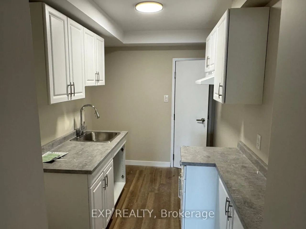 439 Main Street E — photo 2