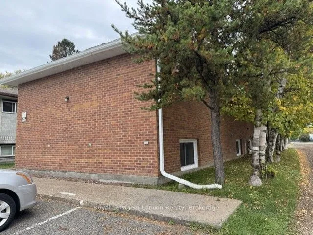 639 Mckellar Street N — photo 12