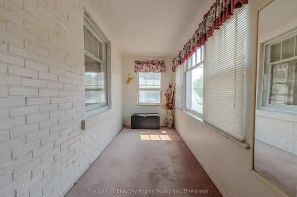 624 McIntyre Street E — photo 2
