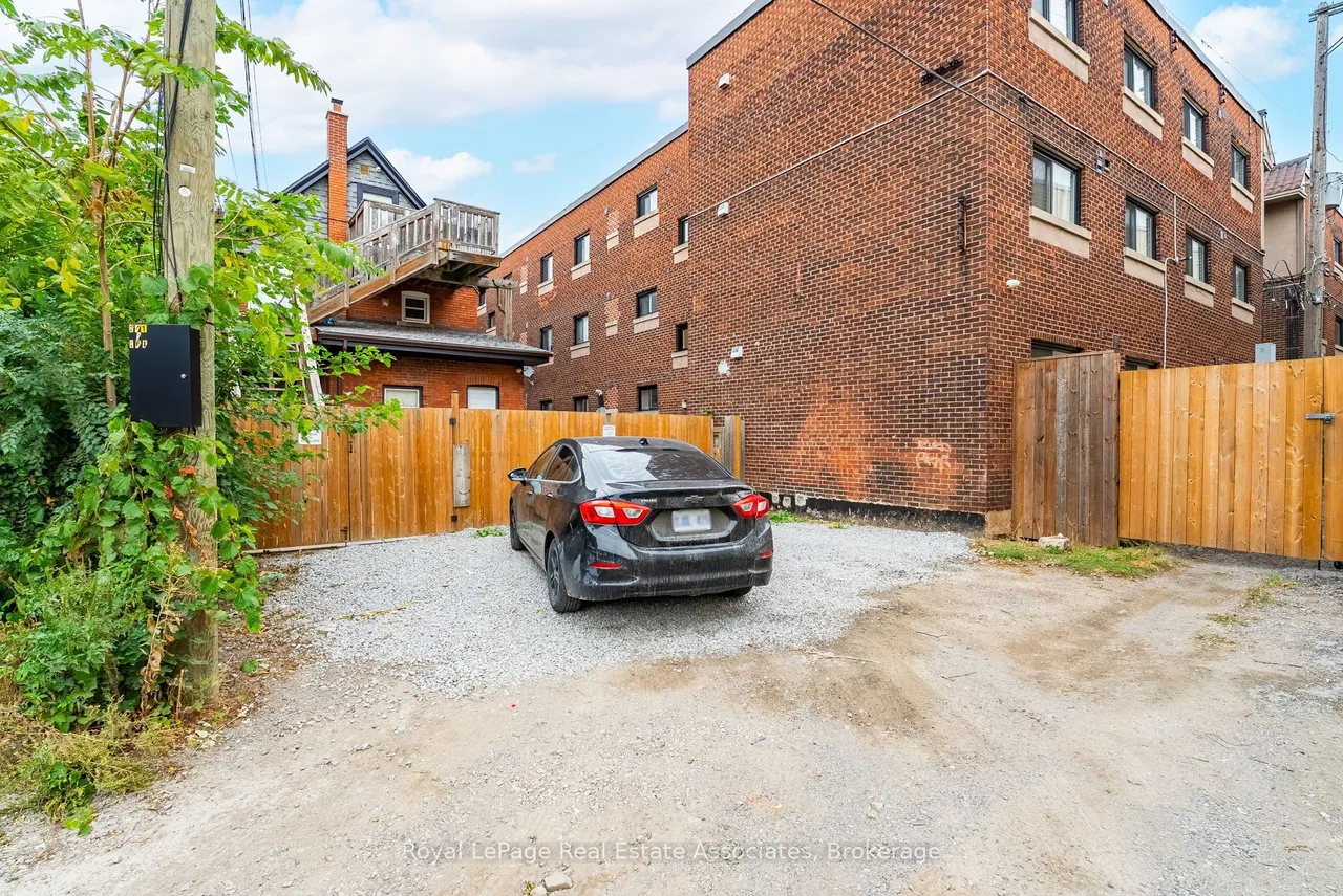 526 King Street E — photo 33