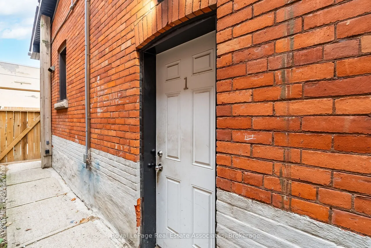 526 King Street E — photo 3