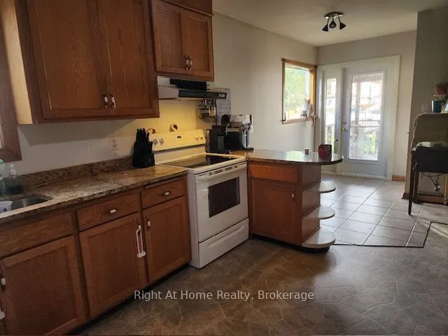 608 Marks Street S — photo 3