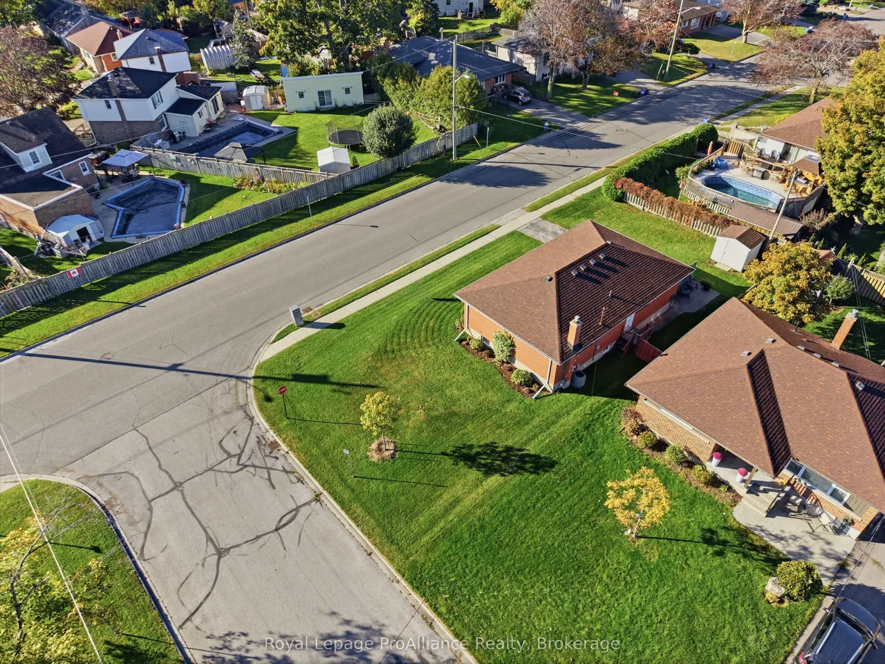 572 Elizabeth Street — photo 36