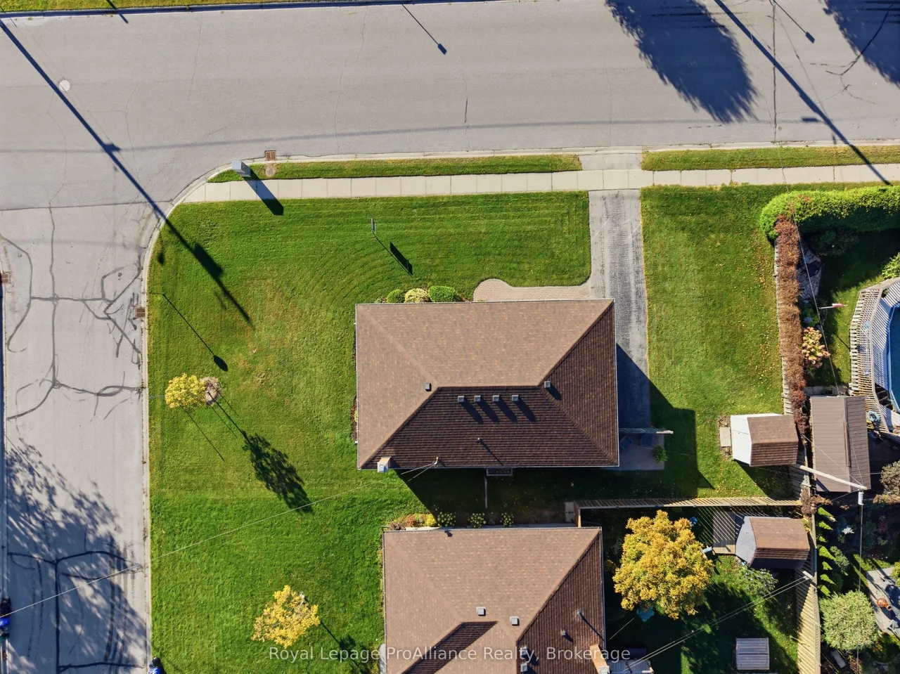 572 Elizabeth Street — photo 37