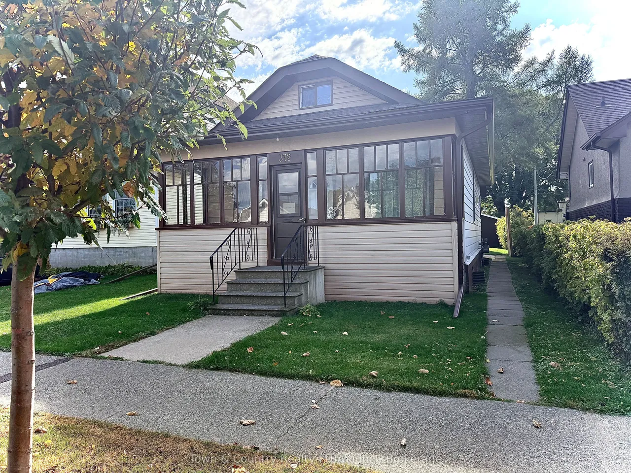 372 Mary Street E