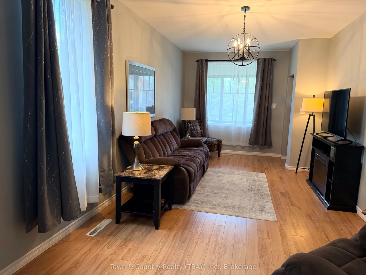 372 Mary Street E — photo 3