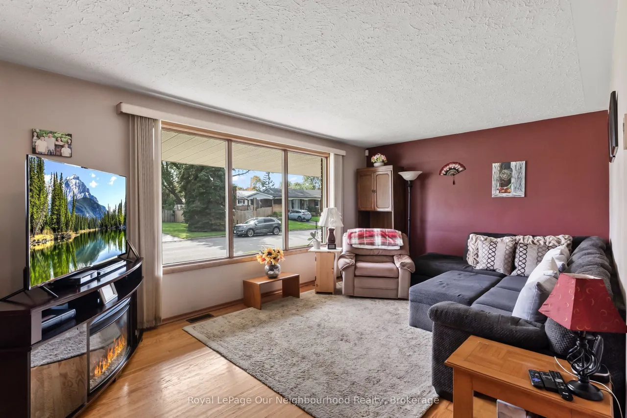 546 Burwash Street — photo 3