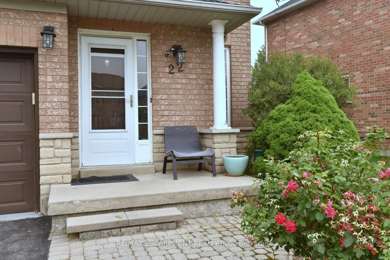 22 Moore Crescent — photo 3
