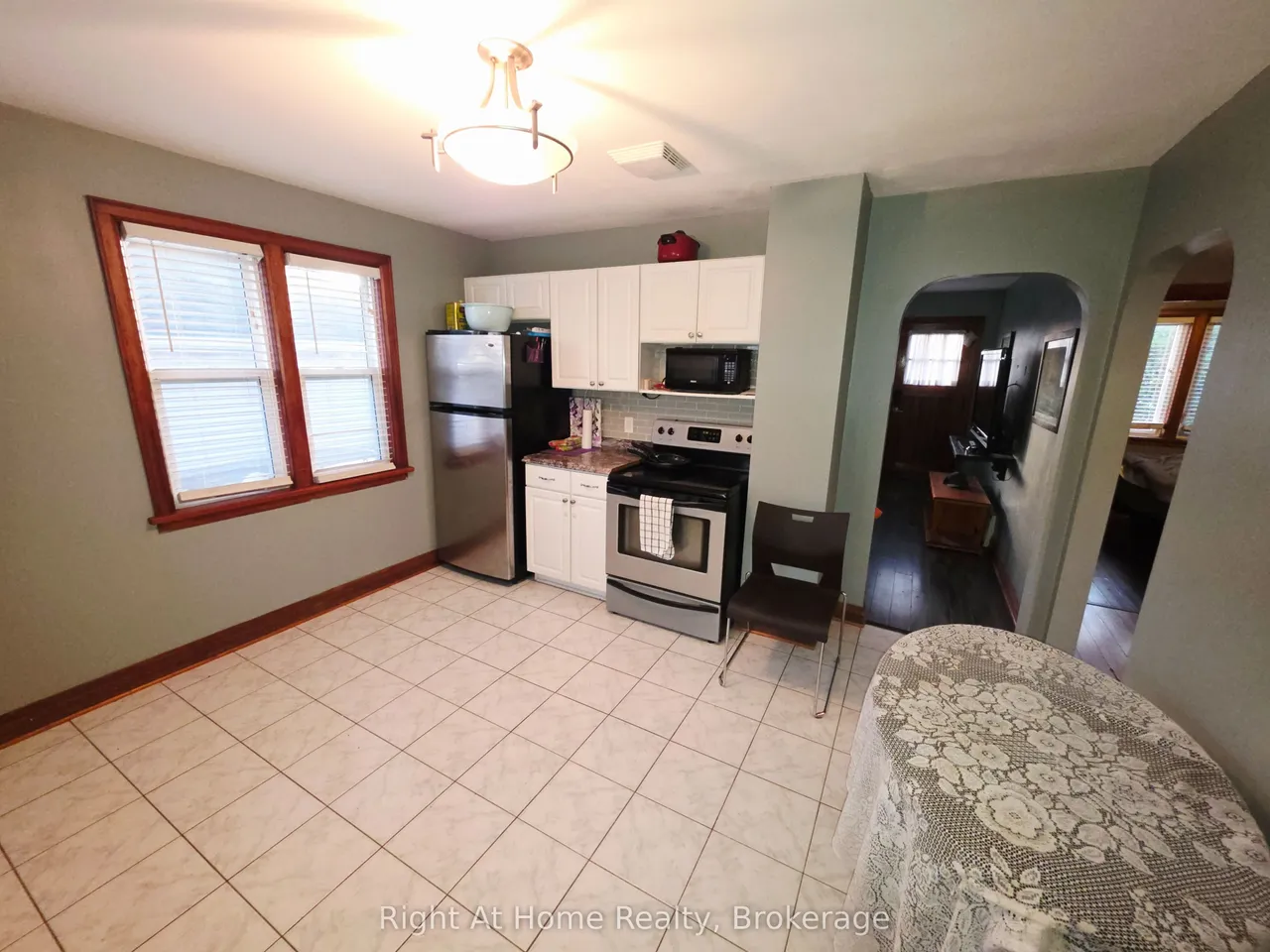 195 Empress Avenue S — photo 3